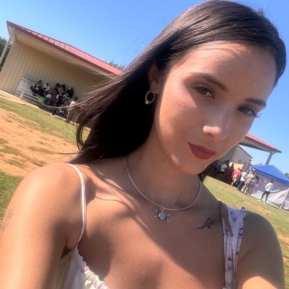 MEET YOUR POSHER HALEY - Picture 10 of 12